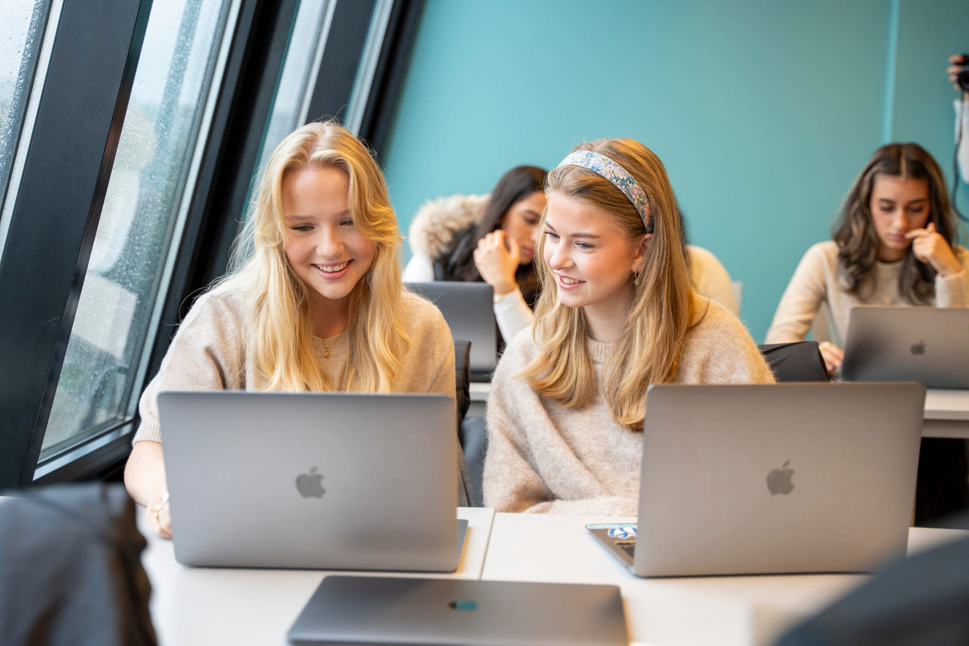 To elever på Akademiet VGS Heltberg Ullevaal jobber med skole i en klassetime.