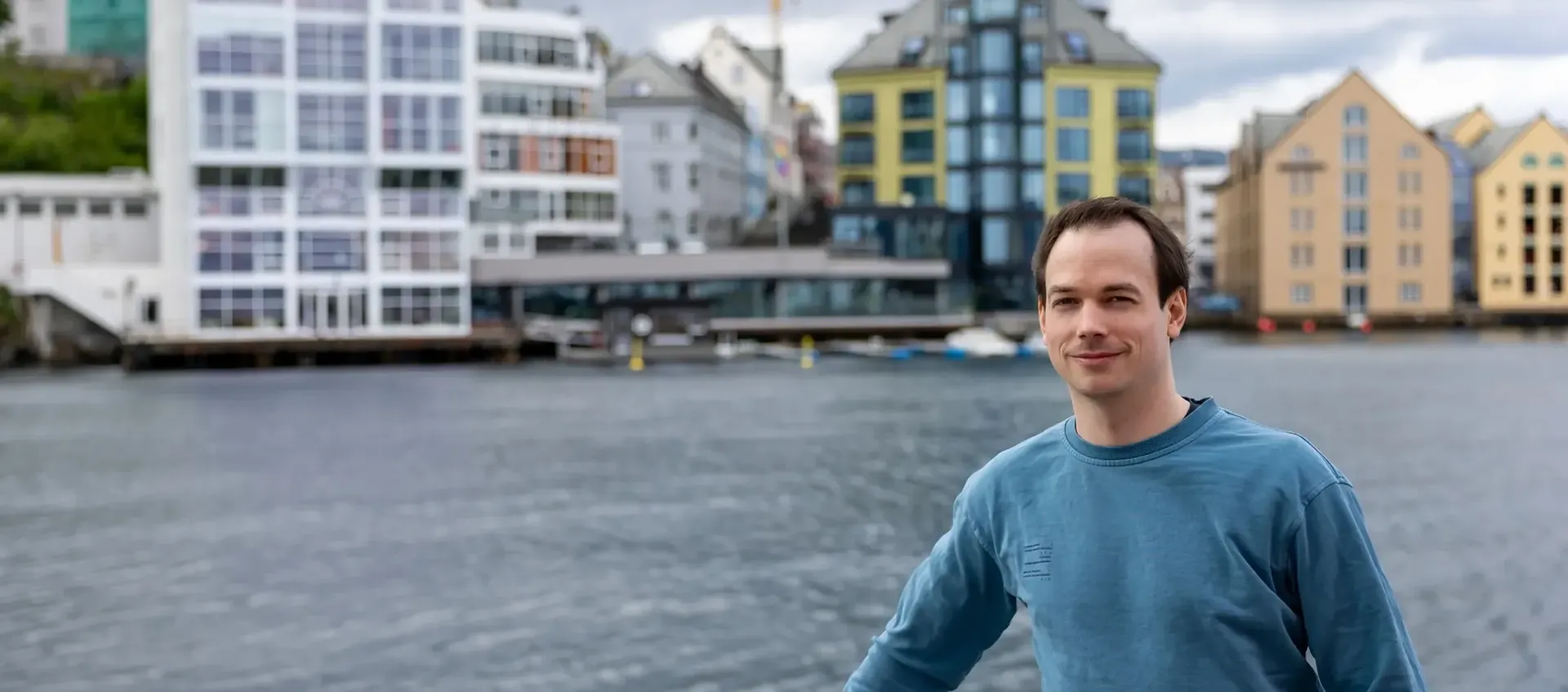 Jan Håvard står utenfor Akademiet Privatistskole Ålesund med skolen i bakgrunnen