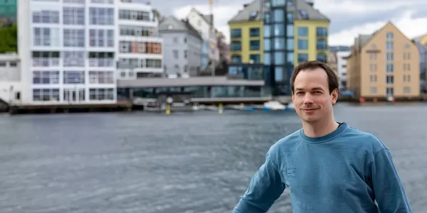 Jan Håvard står utenfor Akademiet Privatistskole Ålesund med skolen i bakgrunnen