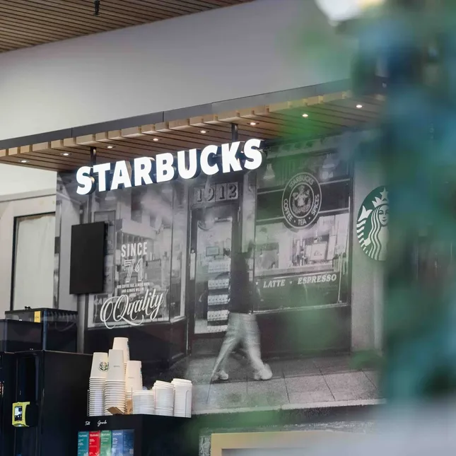 Starbucks-stasjon i skolegården på Akademiet Sandnes