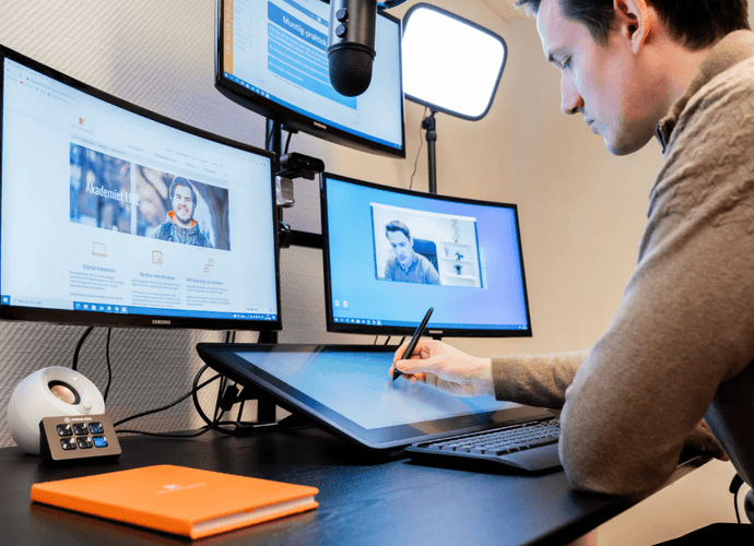 Lærer og rådgiver i LIVE-studio på Akademiet