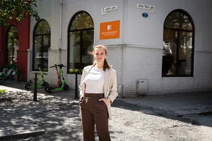 Annette står utenfor inngangen til Akademiet Privatistskole Bergen