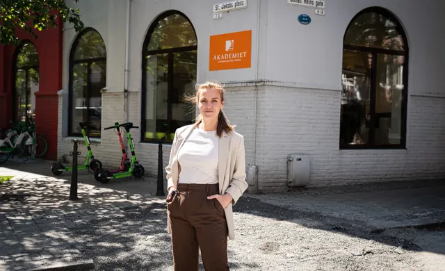 Annette står utenfor inngangen til Akademiet Privatistskole Bergen