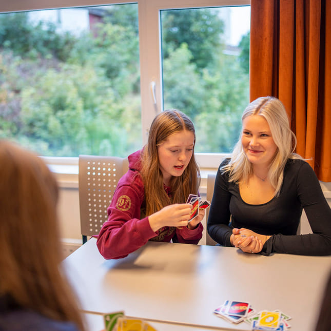 To elever spiller UNO på Akademiet Realfagsungdomsskole Ålesund.
