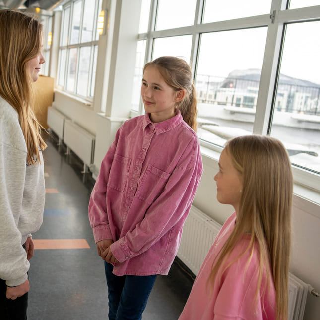 Elever på Ålesund Realfagsungdomsskole henger i gangen