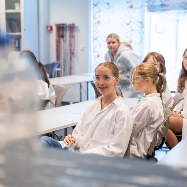 Elev jobber fokusert med realfag på lab