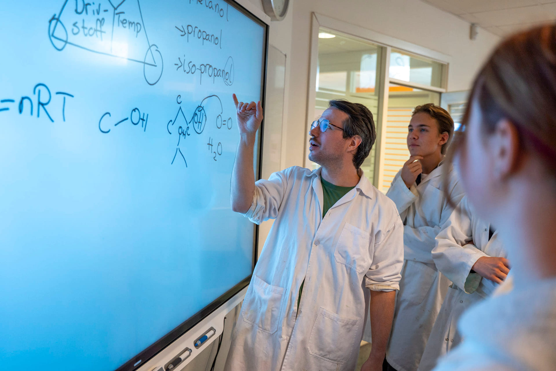 Lærer underviser på lab