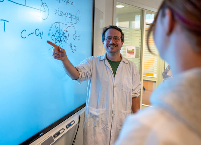 Lærer underviser på lab