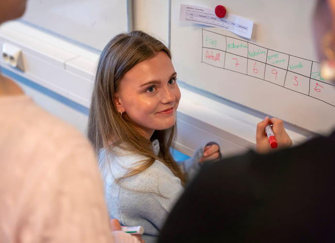 Elev smiler til medelev i klasserommet