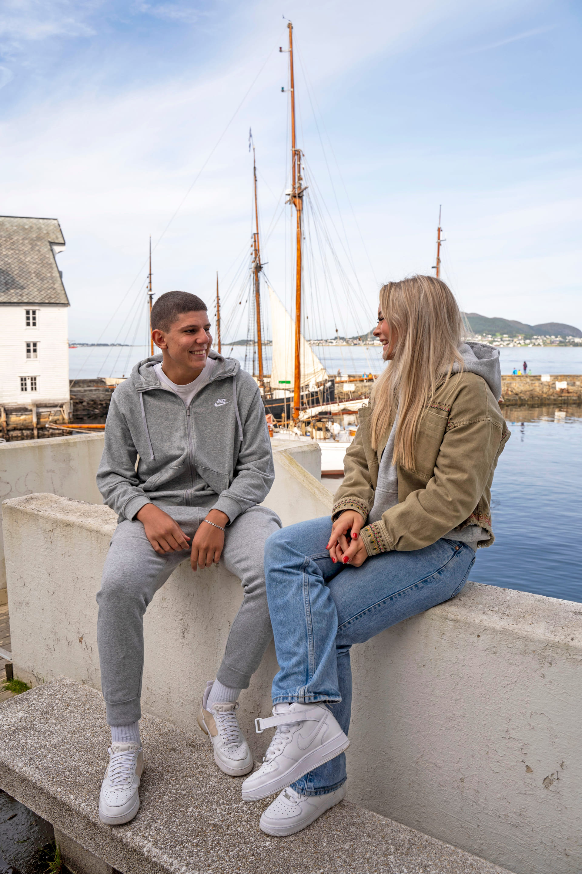 Elever sitter utenfor Akademiet VGS Ålesund