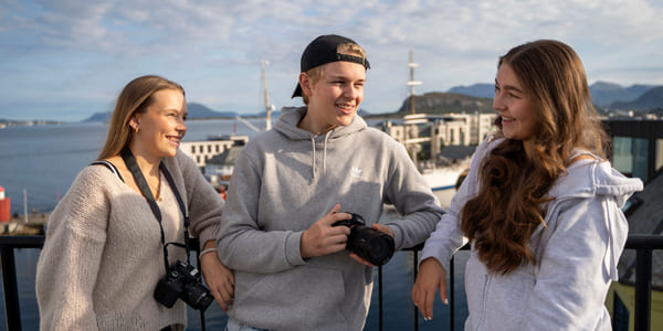Elever med kamera og utsikt på Akademiet VGS Ålesund