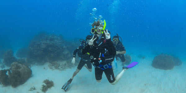 Katja dykker i Great Barrier Reef i Australia