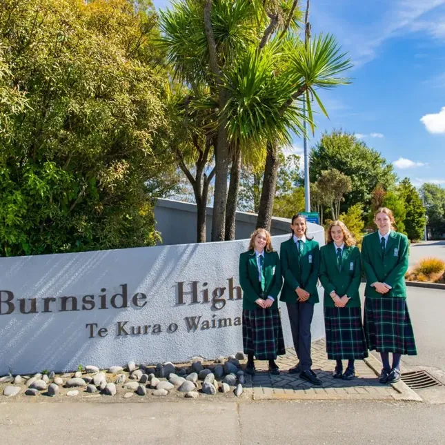 studenter står utenfor skiltet til Burnside High School