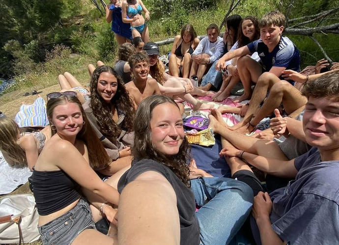 Ungdommer på strandtur i new zealand.