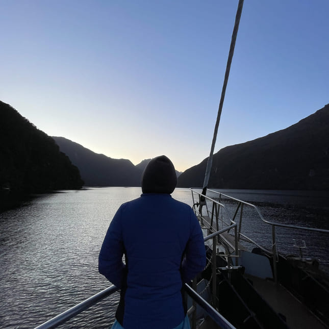 seiling i solnedgang i new zealand.