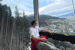 Oliver Knarud står på en topp med utsikt utover New Zealand.