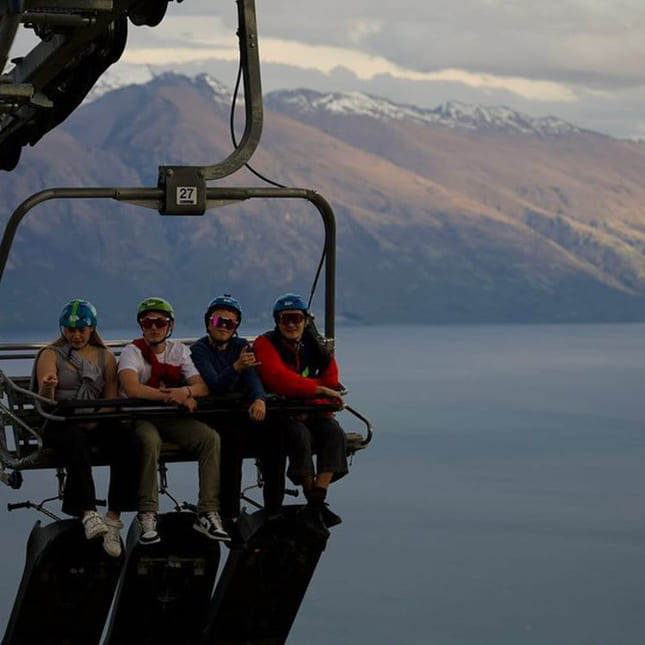 fire ungdommer i en skiheis i new zealand