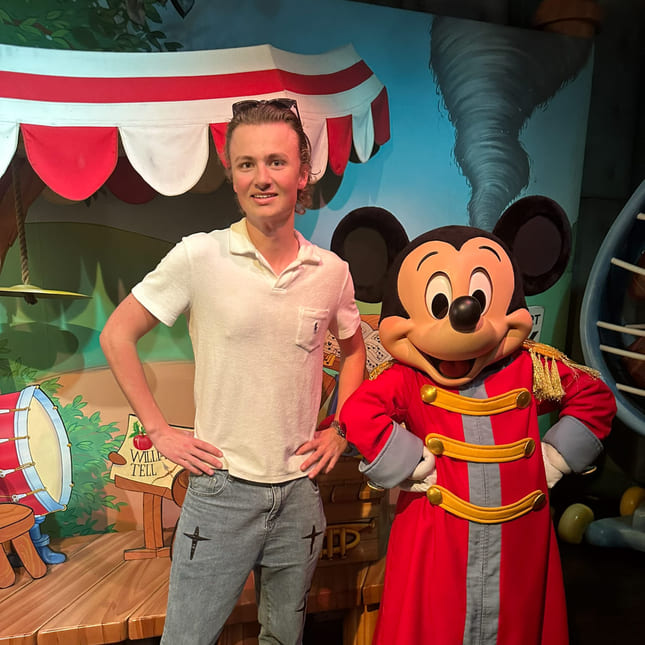 Carl poserer ved siden av Minnie Mus i Disneyland.