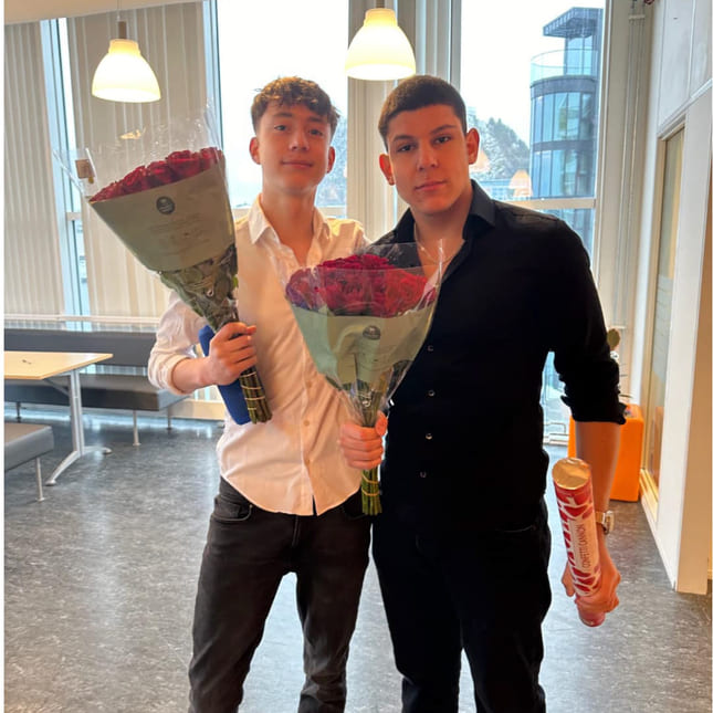 To elever med rosebukett på Akademiet VGS Ålesund