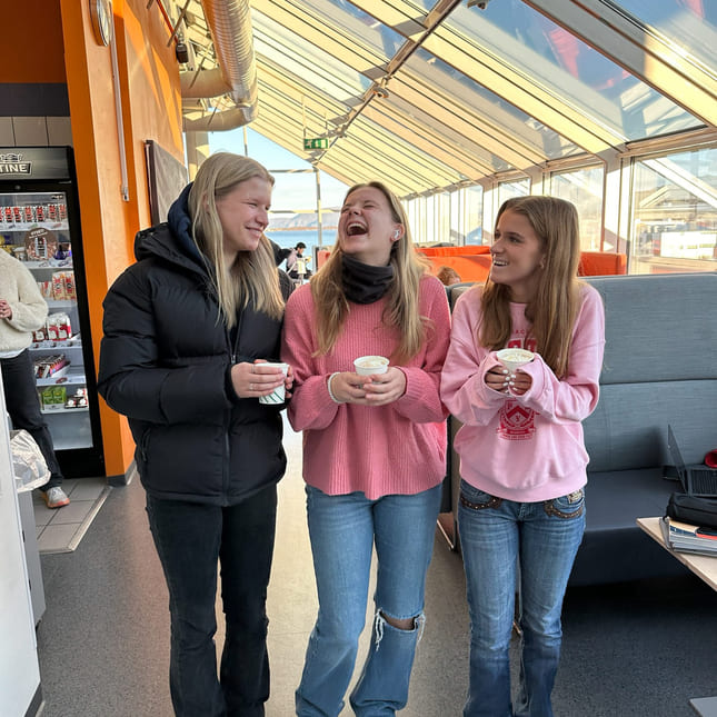 Tre elever har fått kakao på Akademiet VGS Ålesund