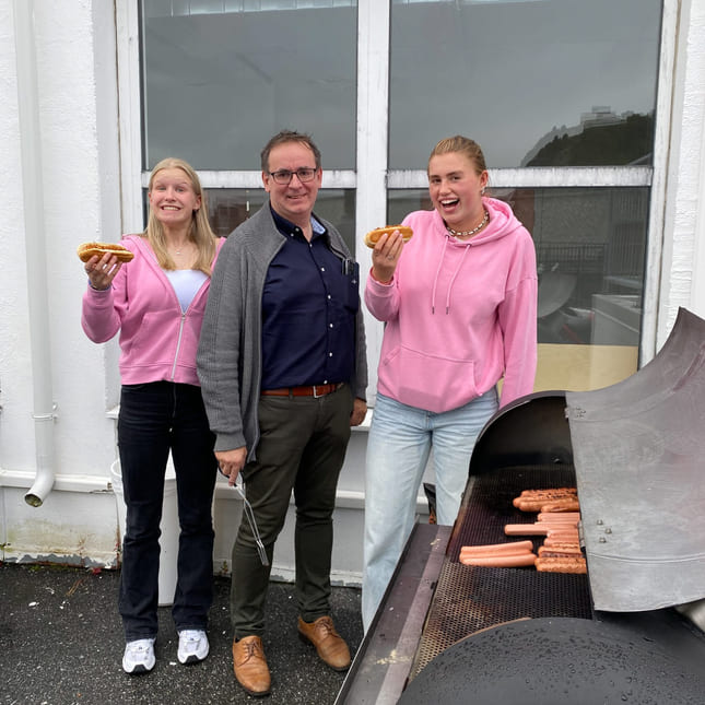 To elever og lærer på grillfest på Akademiet VGS Ålesund