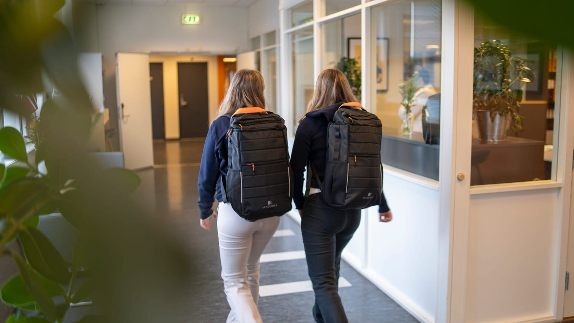 To elever med Akademiet-sekk
