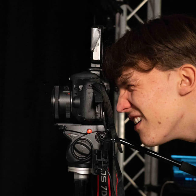 elev på akademiet vgs drammen ser inn i kameraet i studio i drammen