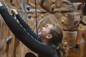 Malin klatrer i klatreveggen