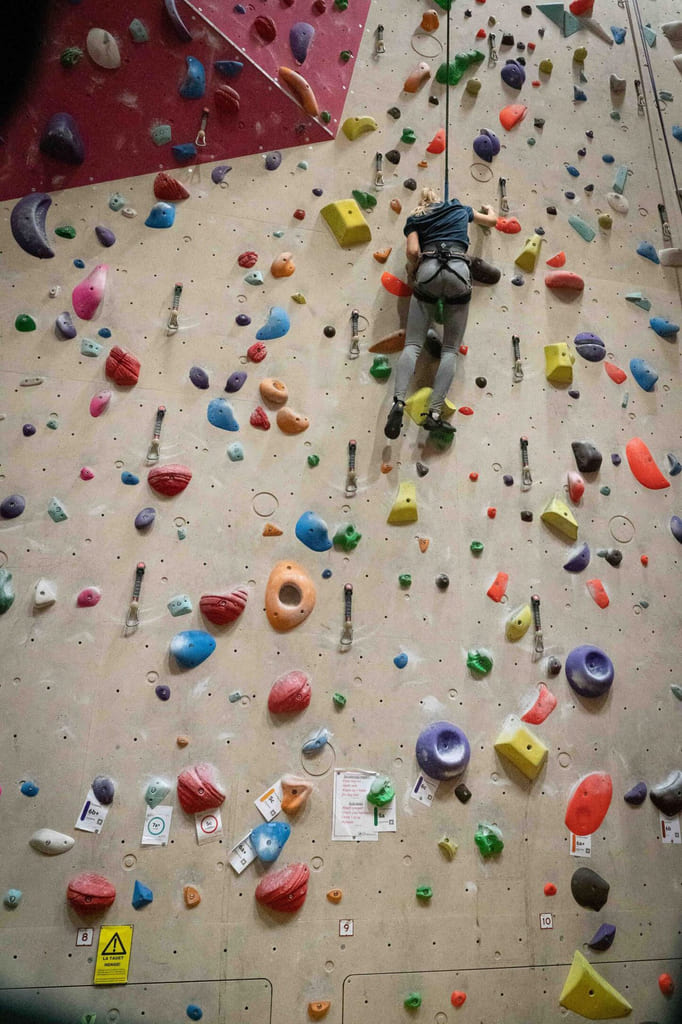 En elev på Akademiet VGS Helbterg Drammen klatrer i en klatrevegg