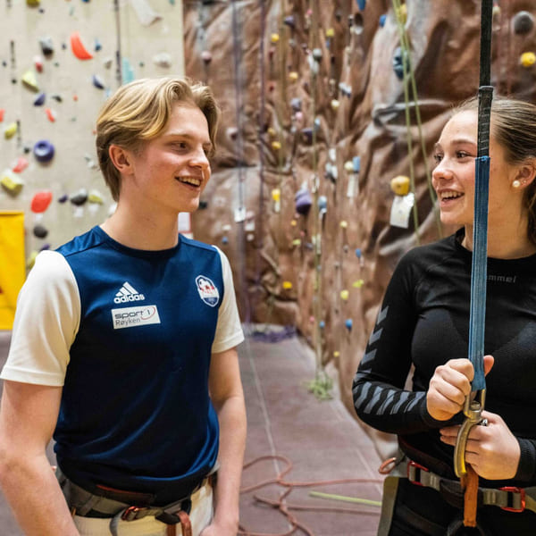 To elever i klatreparken i Drammen