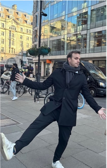 Lærer poserer som en egyptisk farao i London.