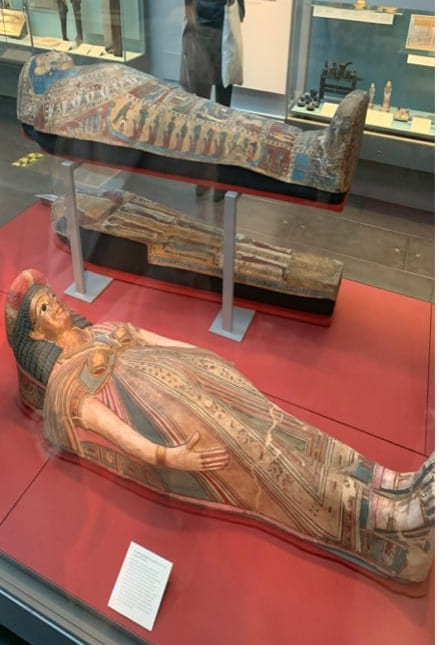 Farao utstilt i glassmonter på British Museum.