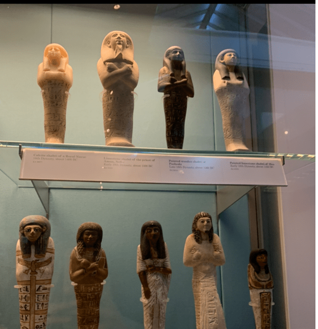 Farao utstilt i glassmonter på British Museum.