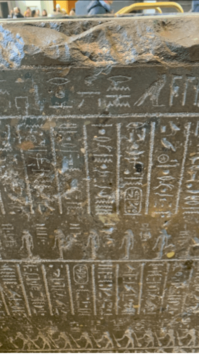 Gamle egyptiske skrifter på en stein utstilt i museet.
