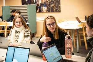 Rahela og klassekamerater jobber med studietid på skolen
