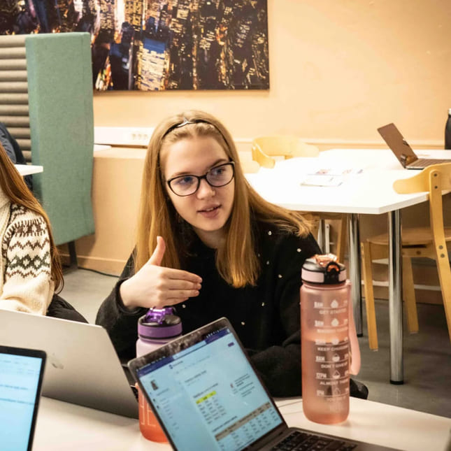 Rahela og klassekamerater jobber med studietid på skolen