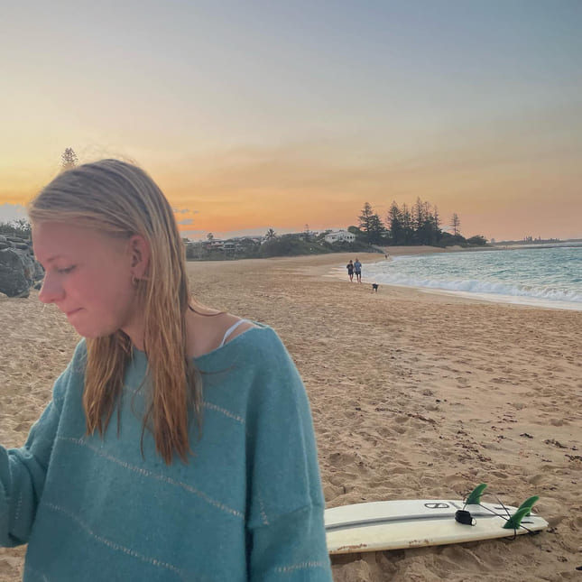 Emma på en strand i australia