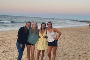 fire jenter poserer på en strand