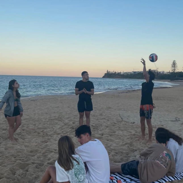 Elever som henger på en strand