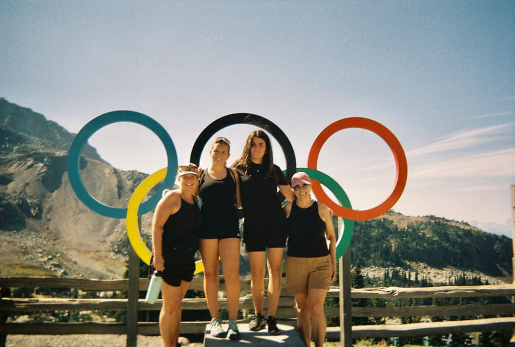 Celina med venner poserer foran OL-ringene i Canada