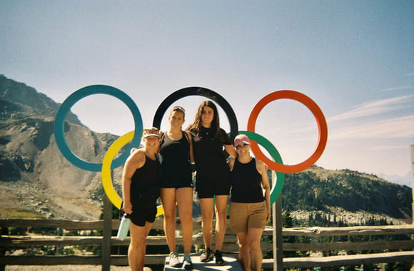 Celina med venner poserer foran OL-ringene i Canada