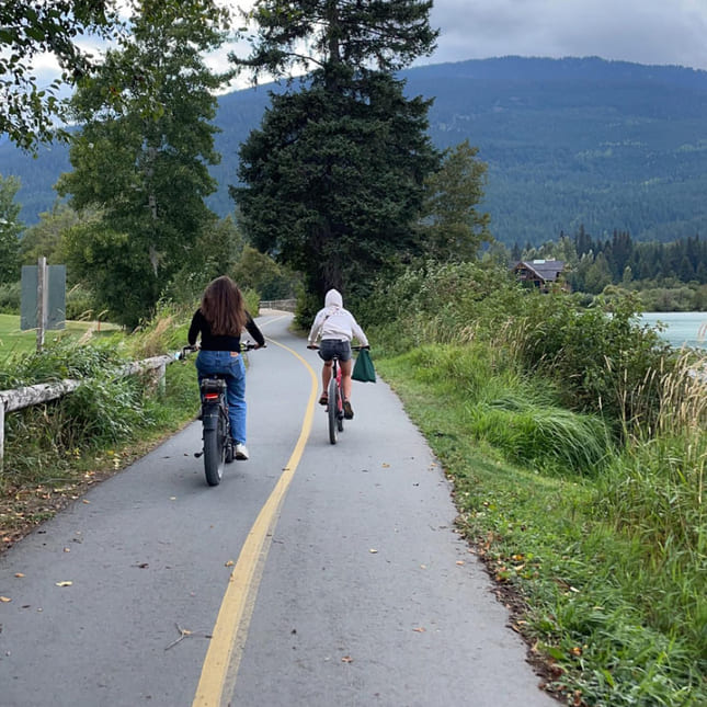 To jenter på sykkeltur i Canada