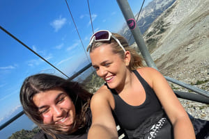Celina og venninne kjører taubane i Canada