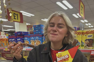 Helle Marie spiser churros på butikken