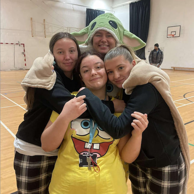 Helle Marie og venner i en fellesklem utkledt i gymsalen på skolen