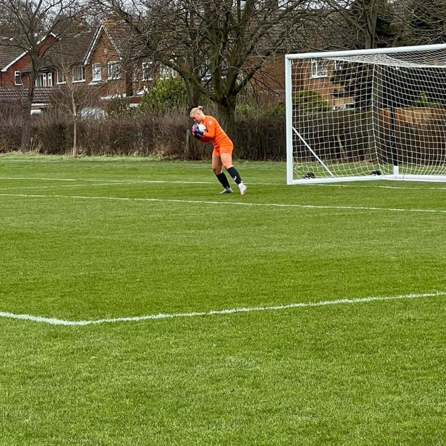 Helle Marie som keeper på fotballbanen