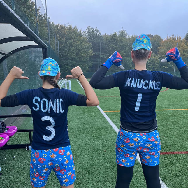 To elever i utkledning som Sonic og Knuckles på fotballbanen