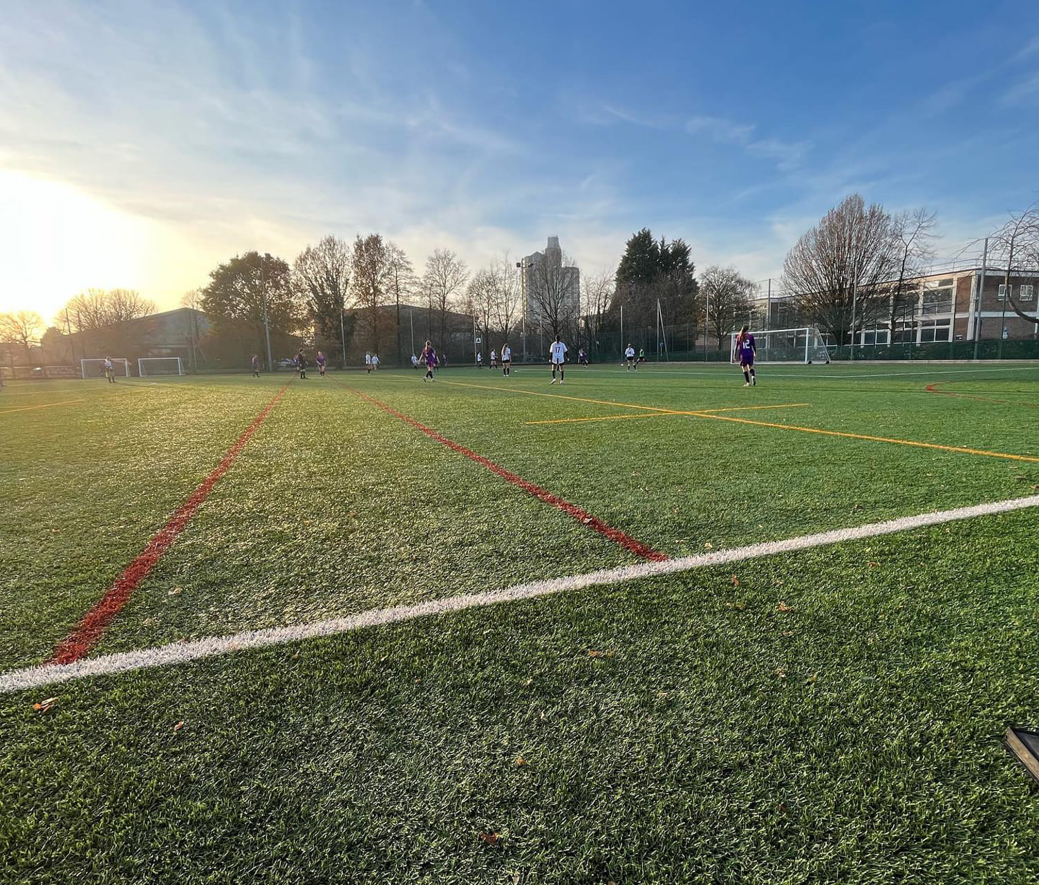 Fotballbanen i England med sola i bagkgrunnen