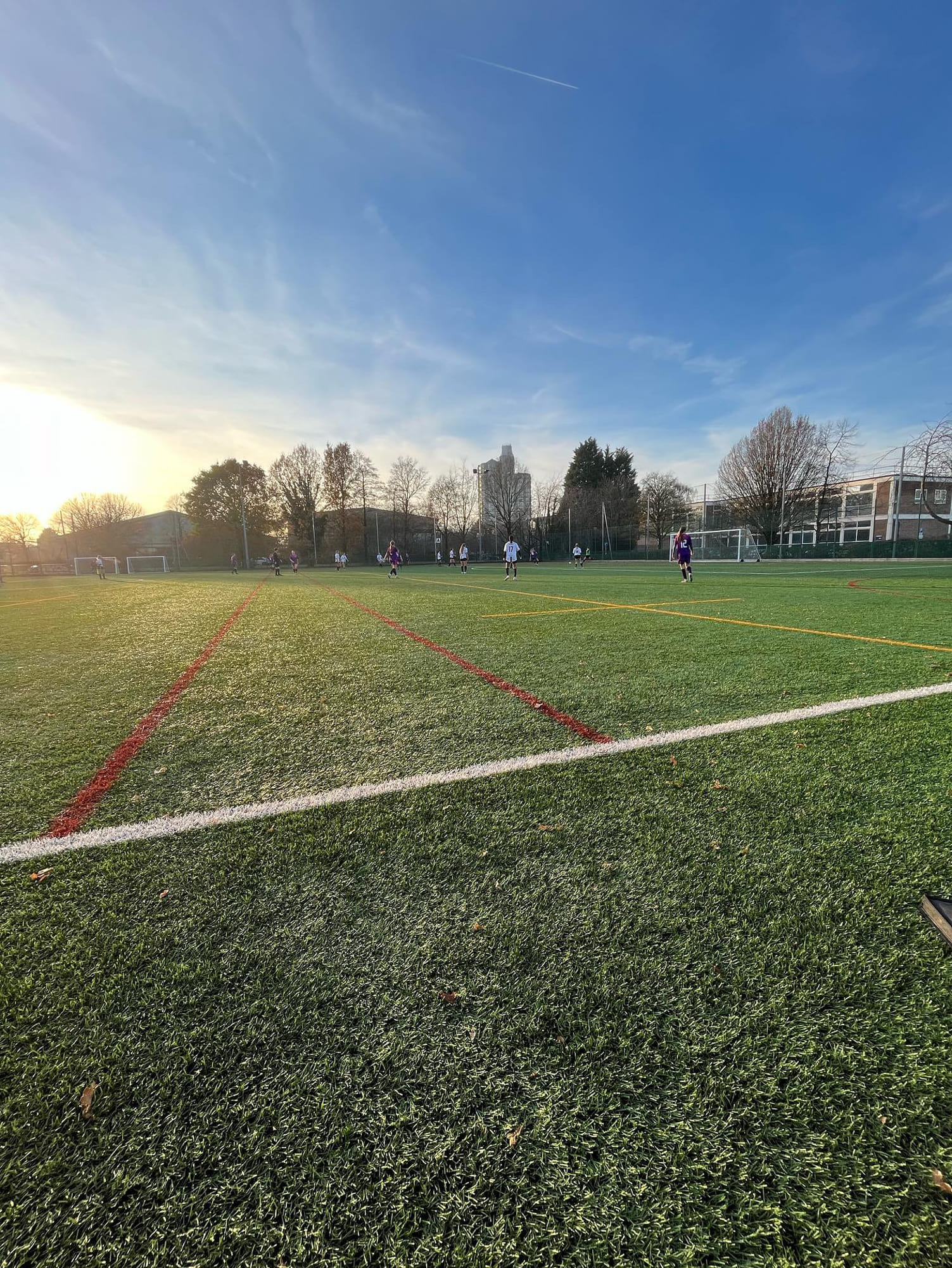 Fotballbanen i England med sola i bagkgrunnen