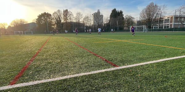 Fotballbanen i England med sola i bagkgrunnen